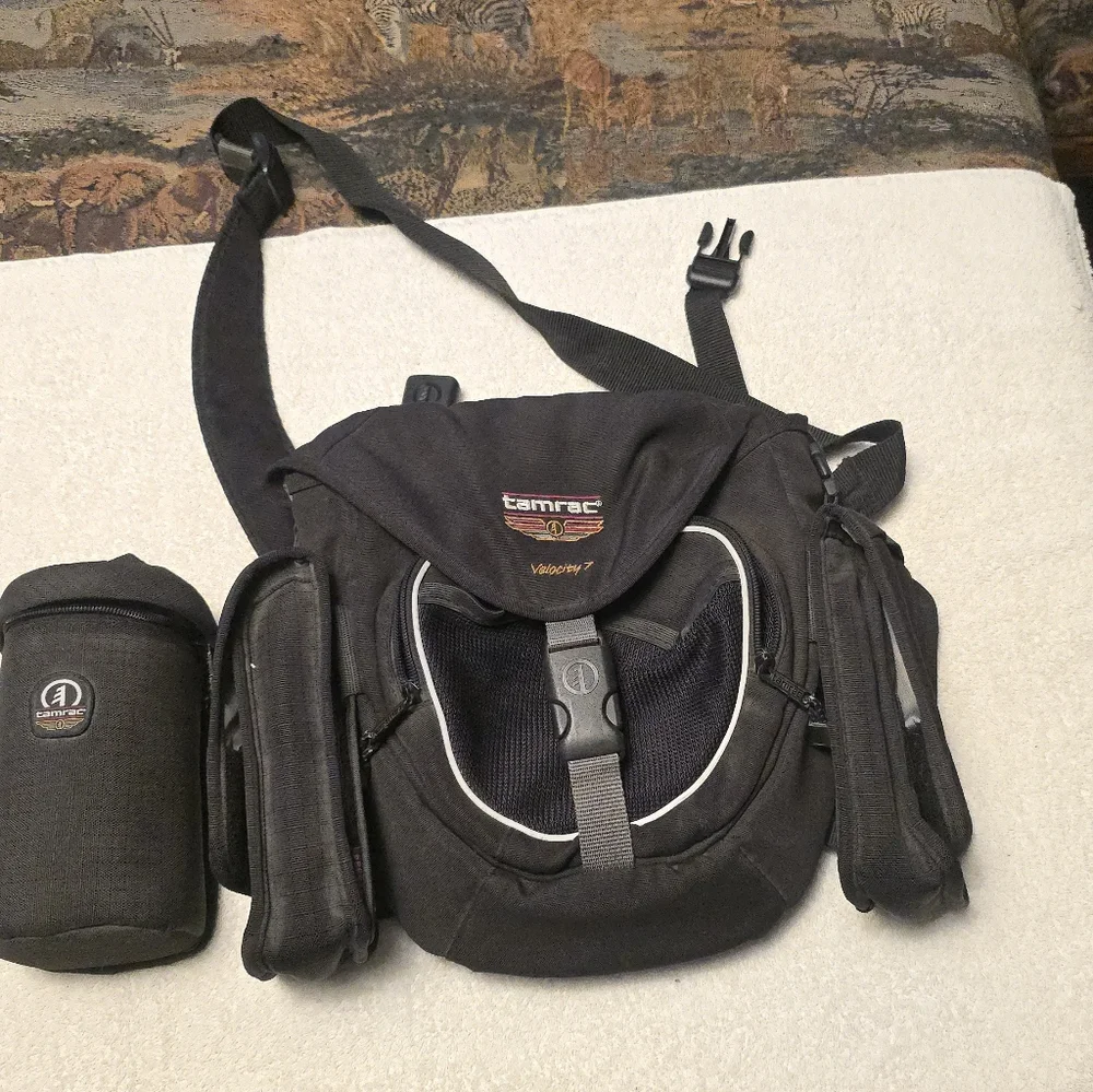 Tamrac Velocity 7 Sholder Bag with 2 extra lens/accessories side cases.